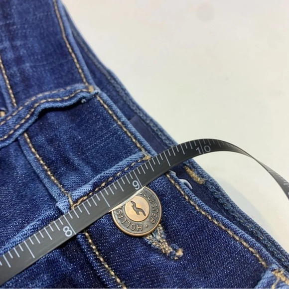 Curvy Ultra High-Rise Ripped White Denim Mom Shorts hollister - Picture 10 of 11